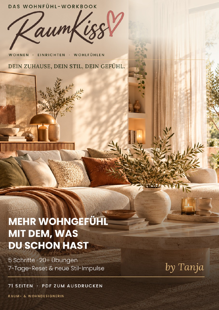 Cover des Wohnfühl-Workbooks von RaumKiss: helles Wohnzimmer mit Sofa, Kissen, Olivenzweigen und warmem Licht